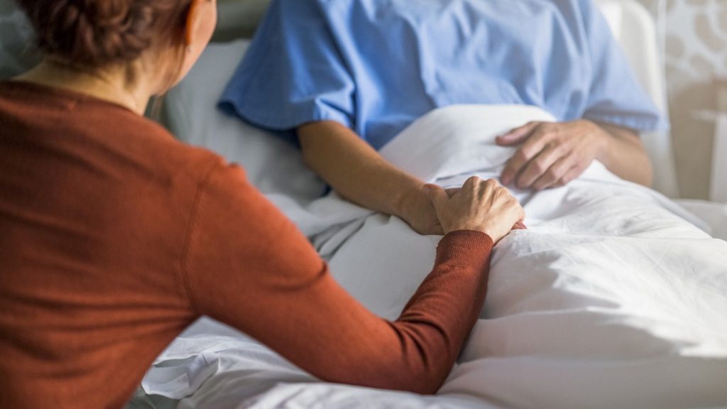 پس از آنژیوگرافی بیمار لازم است چه مدت در بیمارستان بستری باشد؟